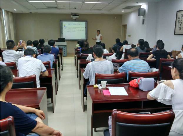 为纪念中国共产党成立96周年，深入推进“两学一做”教育活动，6686 - 看球聊球追世界杯就来6686体育有限公司官方网站集团党委书记陈宝贵同志，6686 - 看球聊球追世界杯就来6686体育有限公司官方网站集团党委副书记、厦门眼科中心党总支书记陈逸恬同志，党委委员张秀恋同志，以及支部三十余名党员同志参加了集团党委组织的庆祝“七一”主题党日