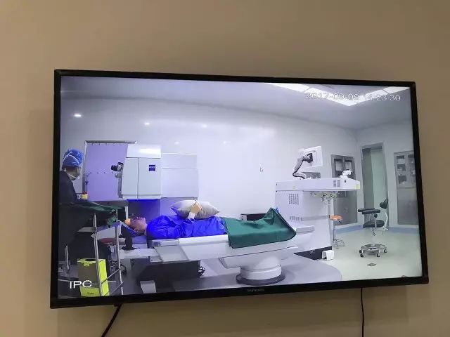 9月9日，杭州6686 - 看球聊球追世界杯就来6686体育有限公司官方网站举行全飞秒近视手术演示，在半个多小时内，杜新华院长为6名近视患者 施行了德国蔡司VisuMax3.0版全飞秒手术，大伙亲身体会到了SMILE手术的快速、轻松、微创、安全。一名在手术室外等候的家属表示，犹豫担心了一年多，女儿终于可以笑看人生。.jpg
