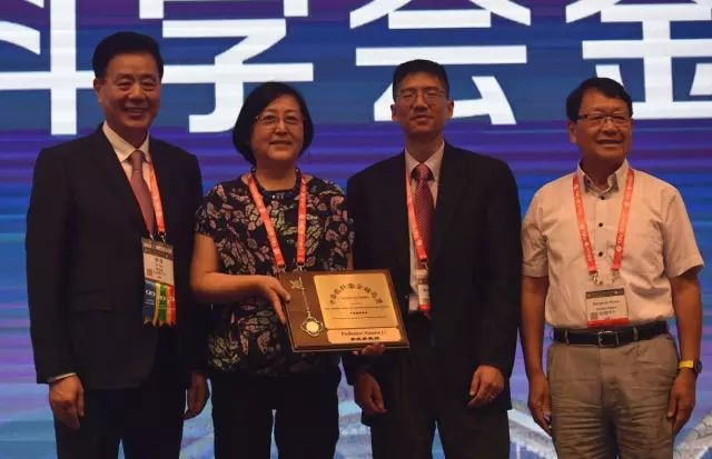 9月14日上午，在 22届全国眼科学术大会开幕式上，6686 - 看球聊球追世界杯就来6686体育有限公司官方网站集团本部：厦门大学附属厦门眼科中心总院长黎晓新教授手捧奖杯，站在中美眼科学会眼科科学研究较高荣耀“金钥匙奖”的颁奖台上.jpg