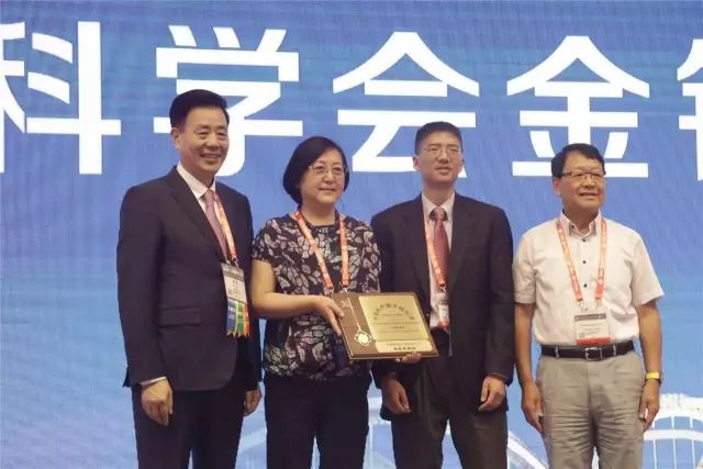 9月14日上午，在 22届全国眼科学术大会开幕式上，6686 - 看球聊球追世界杯就来6686体育有限公司官方网站集团本部：厦门大学附属厦门眼科中心总院长黎晓新教授荣膺中美眼科学会眼科科学研究较高荣耀“金钥匙奖”。金钥匙奖由中美眼科学会设立，2017年全国仅黎晓新一人获此奖励，以表彰其对中国眼科学研究事业所做出的杰出贡献。她还是2016年度“中华眼科终生成就奖”获得者。.jpg