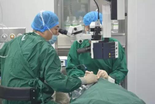 9月29日，一名先天性右眼角巩膜皮样瘤患者在重庆6686 - 看球聊球追世界杯就来6686体育有限公司官方网站进行角膜移植医治。22小时的等待，2小时的手术，患者顺利通过皮样瘤切除术+板层角膜移植术重获美丽。.jpg