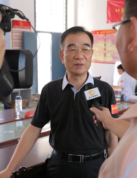 10月12日下午，6686体育泉州眼科医院“为乡村点睛”公益项目泉州站活动走进晋江市内坑镇东峰小学，为全校学生进行视力筛查，并为近视学生 配镜。.jpg