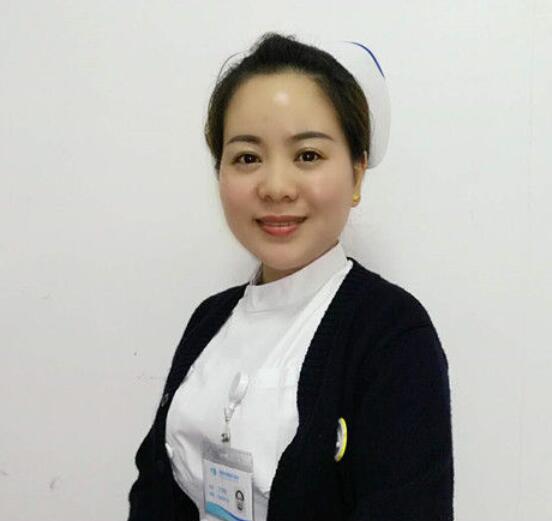 成都6686 - 看球聊球追世界杯就来6686体育有限公司官方网站门诊护士长丁玲玲就是这样一位让人敬佩的医务人员。她曾 自承担干眼诊疗室的创建，无数个日夜卯足劲儿苦学勤练;她常常披星戴月，给予患者无私的关怀和陪伴;她以真情相待，用温情服务，只为让更多的病人能够坚强微笑的面对生活。.jpg