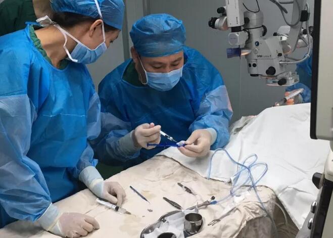 上周六，青岛6686 - 看球聊球追世界杯就来6686体育有限公司官方网站陈国民副院长，以医生兼女婿的身份为岳母王阿姨 行白内障超声乳化+三焦点人工晶体植入术。王阿姨朮后复查视力非常好，远中近视力分别达1.2，1.0，1.0，看远很清晰，看电脑，看书，看报均不需要配戴花镜。.jpg