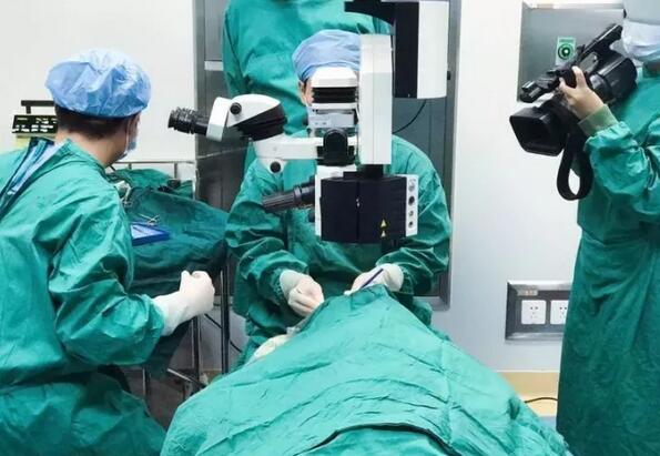 赣州6686体育“光明行”为百岁老人 医治，王奶奶儿子偶然听到一个邻居在赣州6686 - 看球聊球追世界杯就来6686体育有限公司官方网站看过眼睛，做的白内障手术，术后  很好。在和老人及其他家人沟通同意后，10月18日，他当即带着王奶奶来到医院就诊.jpg