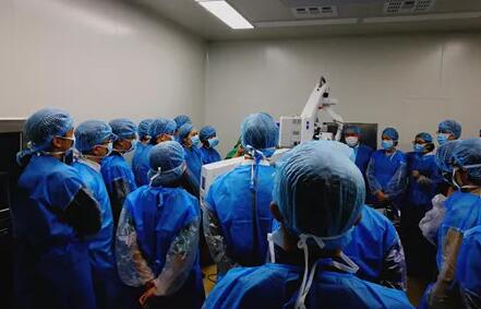 10月24日，成都6686 - 看球聊球追世界杯就来6686体育有限公司官方网站CO2激光辅助深层巩膜切除术培训会圆满落幕。本次培训会由成都6686 - 看球聊球追世界杯就来6686体育有限公司官方网站青光眼科主任、副主任医师胡建旗医生用猪眼为参会人员演示了CLASS手术全过程，并指导学员进行了实际操作，学员们纷纷表示手术操作简单易懂易学，培训活动取得圆满 。.jpg