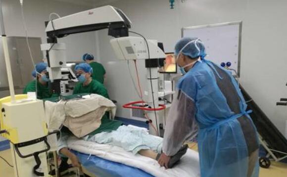 　10月25日，东莞6686 - 看球聊球追世界杯就来6686体育有限公司官方网站完成一  白内障手术，年逾七旬的高大爷，已有十几年的糖尿病史，还有9年重度的帕金森病史。更不幸的是近期又爆发出了急性青光眼，视力急速下降，使得高大爷的情绪焦虑、抑郁.jpg