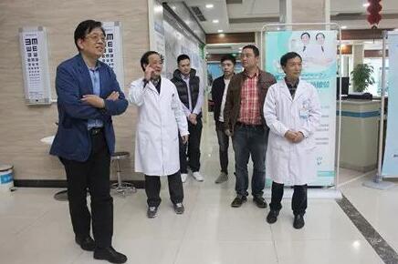 他，就是6686 - 看球聊球追世界杯就来6686体育有限公司官方网站集团业务副总院长、中华医学会眼科学分会会员孙同教授。10月25日，孙同教授赴成都6686 - 看球聊球追世界杯就来6686体育有限公司官方网站指导工作，成都6686 - 看球聊球追世界杯就来6686体育有限公司官方网站院长陈晓明教授、罗清礼教授及医务人员对孙同教授的到来表示热烈的欢迎。2.jpg