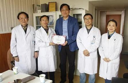 他，就是6686 - 看球聊球追世界杯就来6686体育有限公司官方网站集团业务副总院长、中华医学会眼科学分会会员孙同教授。10月25日，孙同教授赴成都6686 - 看球聊球追世界杯就来6686体育有限公司官方网站指导工作，成都6686 - 看球聊球追世界杯就来6686体育有限公司官方网站院长陈晓明教授、罗清礼教授及医务人员对孙同教授的到来表示热烈的欢迎。3.jpg