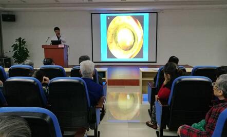 活动当天虽有些凉意，讲座现场却气氛火热，重庆6686 - 看球聊球追世界杯就来6686体育有限公司官方网站为老人们进行 的眼健康科普宣教、眼部检查，用自己的实际行动弘扬中华民族尊老，敬老，助老传统美德，普及爱眼护眼知识、提*重庆老年朋友爱眼护眼的意识2.jpg