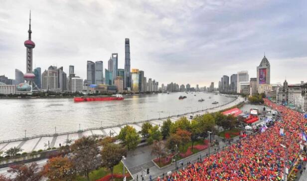 在今年上海马拉松的赛道上，我们又看到了这样一位特立 行的跑者，他光着脚，穿着6686体育醒目标志的运动衣，脚腕系着一对平安铃，奋力奔跑在赛道间……他将光脚奔跑的原意表达得淋漓尽致，他将马拉松的修行体现得返璞归真。——今天，跑友们又见着了代表6686 - 看球聊球追世界杯就来6686体育有限公司官方网站集团参赛的明星选手“赤脚大仙”李清模。1.jpg