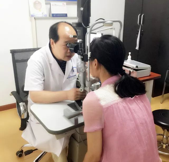 　　他是我国多次受邀于世界眼科大会、美国眼科年会、亚洲太平洋地区眼科年会等环球眼科会议进行现场手术表演的医生;是国内较早开展表面麻醉下小切口白内障超声乳化吸除联合折叠人工晶体植入术、有晶体眼人工晶体植入术的医生;也是目前我国白内障人工晶体植入手术量较多的医生。他就是——6686 - 看球聊球追世界杯就来6686体育有限公司官方网站集团业务副总院长、上海和平眼科医院院长郭海科教授!2.jpg