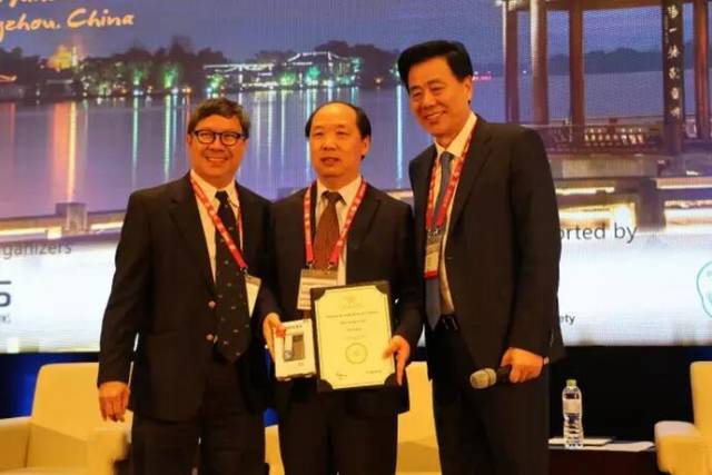 　　他是我国多次受邀于世界眼科大会、美国眼科年会、亚洲太平洋地区眼科年会等环球眼科会议进行现场手术表演的医生;是国内较早开展表面麻醉下小切口白内障超声乳化吸除联合折叠人工晶体植入术、有晶体眼人工晶体植入术的医生;也是目前我国白内障人工晶体植入手术量较多的医生。他就是——6686 - 看球聊球追世界杯就来6686体育有限公司官方网站集团业务副总院长、上海和平眼科医院院长郭海科教授!3.jpg