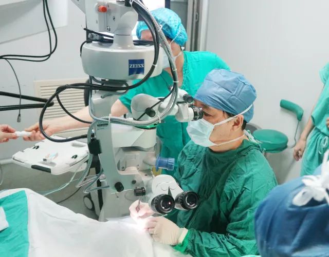 　　他是我国多次受邀于世界眼科大会、美国眼科年会、亚洲太平洋地区眼科年会等环球眼科会议进行现场手术表演的医生;是国内较早开展表面麻醉下小切口白内障超声乳化吸除联合折叠人工晶体植入术、有晶体眼人工晶体植入术的医生;也是目前我国白内障人工晶体植入手术量较多的医生。他就是——6686 - 看球聊球追世界杯就来6686体育有限公司官方网站集团业务副总院长、上海和平眼科医院院长郭海科教授!4.jpg