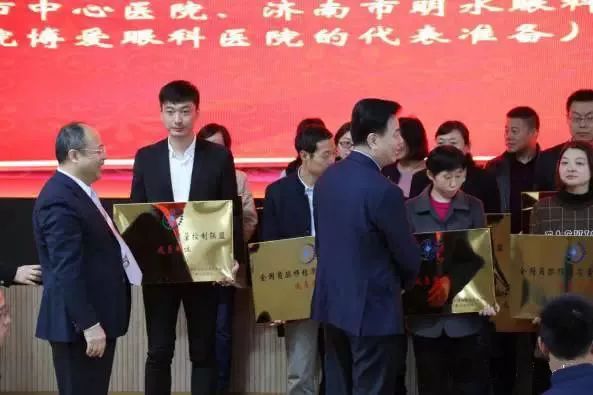 10月28日，由中华医学会角膜病学组组织、 个总部落户山东的全国性专病联盟—全国角膜移植质量控制联盟成立授 仪式在山东省眼科医院举行，重庆6686 - 看球聊球追世界杯就来6686体育有限公司官方网站成为全国 批角膜移植质量控制联盟成员单位。仪式上，中华医学会角膜病学组组织等高度评价重庆6686 - 看球聊球追世界杯就来6686体育有限公司官方网站的角膜移植技术。3.jpg