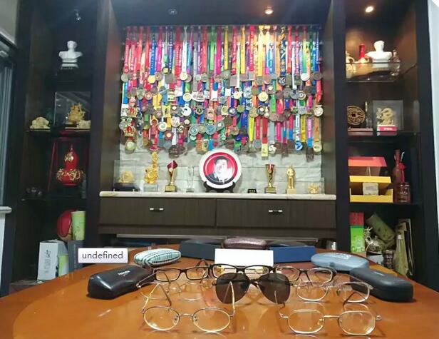 12月10日，在晋江环球马拉松跑道上，一位身穿6686体育蓝红黄运动服、赤着双脚、头戴兔耳朵帽的 员，格外引人注目。此人正是50岁前完成100场马拉松比赛的明星跑手、6686体育形象大使“赤脚大仙”——李清模。4.jpg