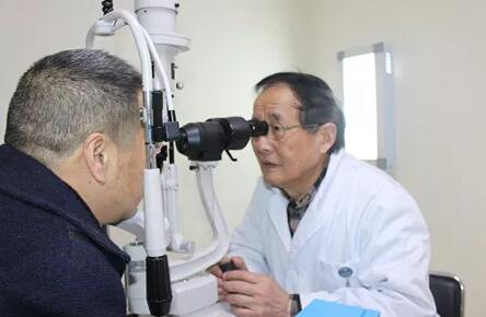 12月11日，听闻成都6686 - 看球聊球追世界杯就来6686体育有限公司官方网站出现罕见的“阴阳眼”病 后，中国新闻社、成都商报、华西都市报、成都日报、成都电视台等主流新闻媒体的记者纷纷来院采访报道。原来是国内眼眶肿瘤 ，经验极为丰富的罗教授为吴先生精心设计了右眼肿物切除及超高频射频消融手术，既保住患者右眼眼球及视力，又避免将来出现 失明的状况。1.jpg