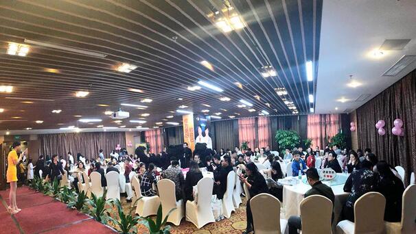 12月24日下午，“以橙待城，睛彩2018——6686体育新老会员跨年盛典”在雅枫环球酒店圆满结束。活动现场，深圳6686 - 看球聊球追世界杯就来6686体育有限公司官方网站的屈光手术专家们详细给大家介绍了近视手术 知识，玩游戏、砸金蛋、抽大奖等各项好玩刺激的项目，更是让大家提前感受到“双旦喜临门”的喜悦。1.jpg