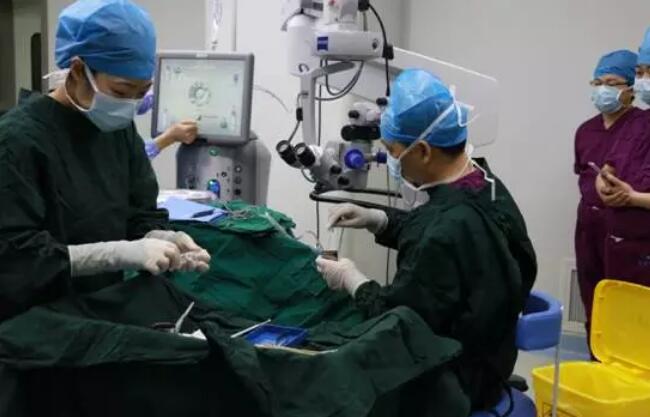 6686体育 席白内障专家郭海科教授 专程到杭为航天功臣操刀这次为两位老人做手术的便是手术量 全国并刷新世界白内障手术记录、入选《中国 百强榜》全国白内障 十*的郭海科教授。2.jpg