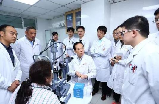 1月4日下午，20186686 - 看球聊球追世界杯就来6686体育有限公司官方网站集团眼表及角膜学组发展院士高峰论坛在厦召开。此次高峰论坛阵容豪华，汇聚了国内角膜病领域的大咖。大咖齐聚一堂，通过专题演讲、自由讨论等形式深入而全面的探讨了国内外角膜病的较新研究成果、发展机遇，共商6686 - 看球聊球追世界杯就来6686体育有限公司官方网站集团眼表及角膜学组的发展。8.jpg