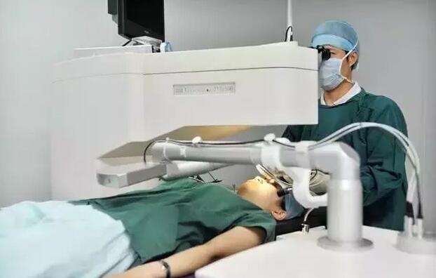 2014年，厦门眼科中心 在福建引进世代一代近视激光手术设备——德国蔡司全飞秒激光，揭黎明又一*次站在了时代的 ，但也处于一个新的起点1.jpg