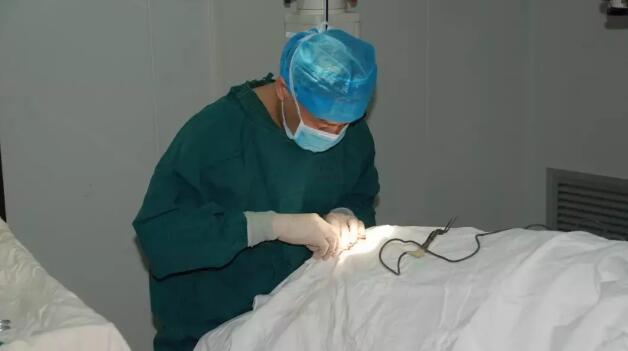 毕业于同济医科大学的周太平，早年进修于北京医科大学整形 ，还经常到美国做学术探讨及学习较 的眼整形美容技术。作为6686 - 看球聊球追世界杯就来6686体育有限公司官方网站集团眼整形学组组长、厦门大学附属厦门眼科中心眼整形学科带头人，周太平以其“高明医术”吸引上千名外地患者前来求诊。2.jpg