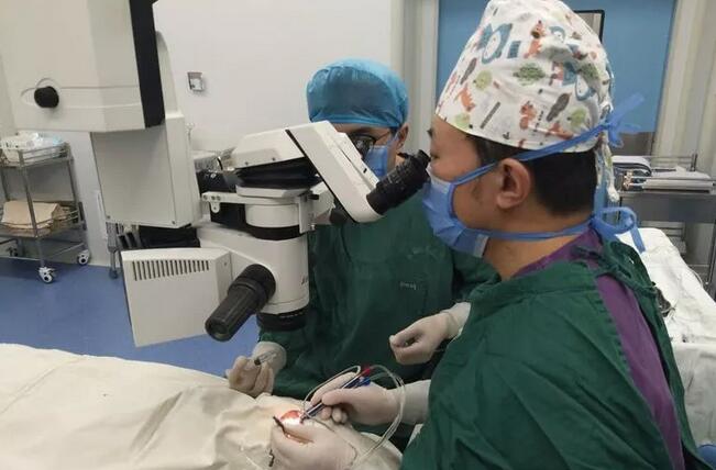 上周六，新沂复兴眼耳鼻喉医院下乡防盲义诊队带来了抗美援朝英雄刘大爷。视力模糊多年的刘大爷到院检查测出右眼视力为0.04，左眼视力为0.02，经过新沂复兴五官科医院孟觉天主任系统的检查，发现刘大爷得的原来是老年性白内障，核性混浊已经达到三 2.jpg