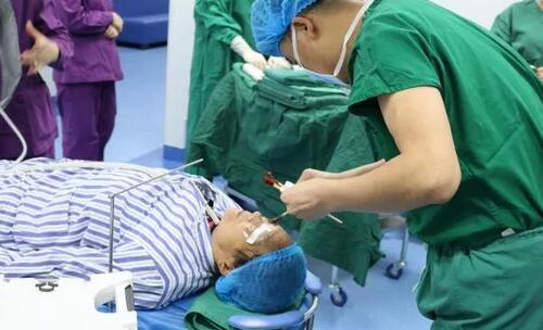 重庆6686 - 看球聊球追世界杯就来6686体育有限公司官方网站安晓巨院长亲自为向婆婆施行“右眼瞳孔成形+白内障超声乳化吸除+人工晶体植入术”，并在术后给予抗炎对症支持医治，控制葡萄膜炎症状;为张阿婆施行“白内障超声乳化吸除+人工晶体植入术”。术后检查，向阿婆右眼视力从只有光感 到0.2;张婆婆视力从0.2 到0.6，视力都得到明显 5.jpg