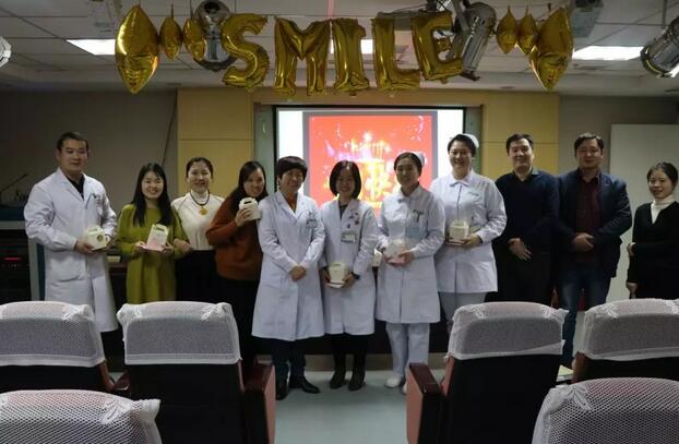 2月1日下午时分，“祝你生日快乐”歌声响彻6686 - 看球聊球追世界杯就来6686体育有限公司官方网站二层会议室，这是医院党支部书记侯旭波书记在为本月过生日的员工庆祝生日1.jpg