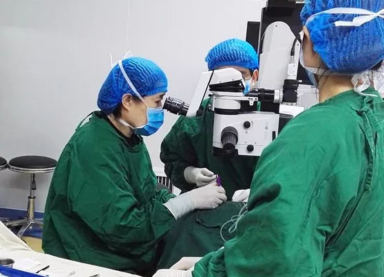 年已七旬的华侨坚叔，患有多年老年性白内障， 近半年视力又急速下降，被诊断为黄斑前膜。春节期间，在6686 - 看球聊球追世界杯就来6686体育有限公司官方网站由两位院长联手合作 为坚叔手术。3.png