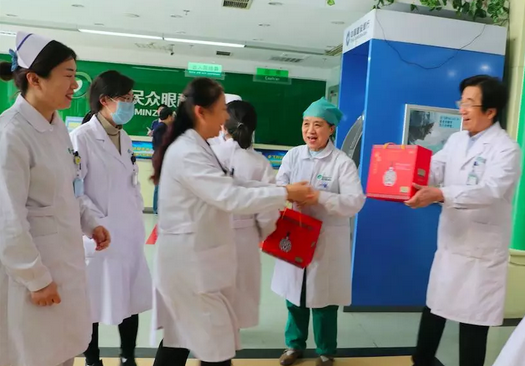 在“女神节”到来之际，6686 - 看球聊球追世界杯就来6686体育有限公司官方网站侯旭波院长、杨付合业务院长等院方领*特意到礼品发放点亲切慰问女职工，为她们送上节日的惊喜和祝福。并对她们在工作中付出的辛劳、做出的成绩给予了充分肯定和赞扬，并叮嘱她们立足本职本岗工作，继续以爱心、责任心为全城百姓眼睛健康提供 的医疗服务和人文关怀。3.png