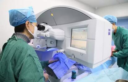 近日在郑州视光眼科医院 摘镜后的刘先生，感受到无镜的自由之后，不禁分享自己的摘镜心历路程，并借此感谢郑州视光眼科医院刘苏冰院长3.jpg