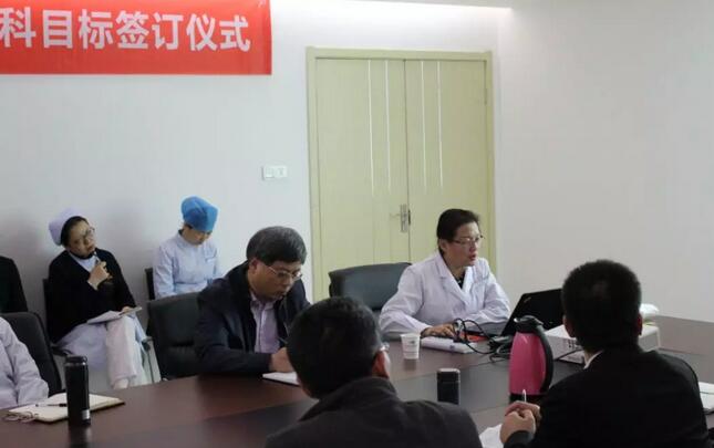 上周，西安6686 - 看球聊球追世界杯就来6686体育有限公司官方网站2018年度工作目标签订仪式在医院内三楼学术会议厅隆重举行。厦门大学附属厦门眼科中心执行院长李晓峰博士、西安6686 - 看球聊球追世界杯就来6686体育有限公司官方网站总经理郑文胜、西安6686 - 看球聊球追世界杯就来6686体育有限公司官方网站王丽丽院长、西安6686 - 看球聊球追世界杯就来6686体育有限公司官方网站常务副总张勇、医务部主任朱爱民、斜视与小儿眼科学科带头人张利玲主任、门诊部主任刘武装主任、屈光中心主任陈蒙等医院各学科负责人及部门负责人出席了本次会议3.jpg