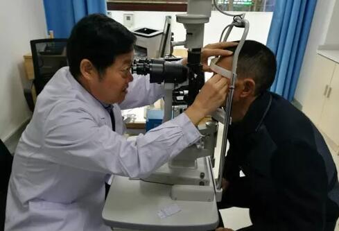 市民谢女士，左眼患白内障拖延就医，突然眼疼，头疼，恶心，近期也通过西安6686 - 看球聊球追世界杯就来6686体育有限公司官方网站防盲致盲救助车接送至西安6686 - 看球聊球追世界杯就来6686体育有限公司官方网站就诊，刘武装主任在检查时发现，谢女士是由于白内障膨胀继发了青光眼， 后做了白内障青光眼联合手术，但由于青光眼发作导致了视神经萎缩，视力 终只 到0.32.jpg