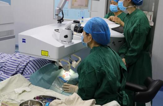 重庆6686 - 看球聊球追世界杯就来6686体育有限公司官方网站屈光手术中心职红主任进行详细解答。长期佩戴隐形眼镜 不影响摘镜手术“不正确配戴隐形眼镜，会对眼睛造成一定的伤害，但是不会影响做近视手术， 通过严格的22项术前检查，就能接受适合自己的摘镜手术2.jpg