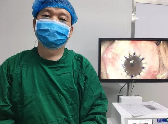 4月11日，饱受圆锥角膜之痛10余年的湖北宋女士，在东莞6686 - 看球聊球追世界杯就来6686体育有限公司官方网站卢敏院长角膜移植手术后顺利出院4.jpg