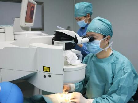 为通过2018年征兵视力体检 两兄弟来6686 - 看球聊球追世界杯就来6686体育有限公司官方网站摘镜1.jpg