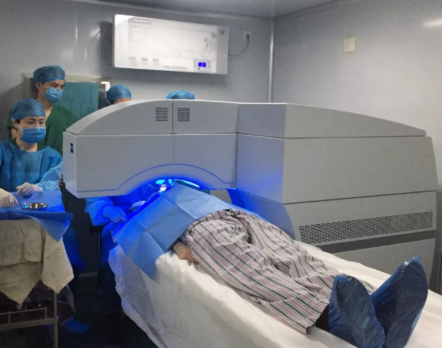 2081年征兵视力体检快开始了，是很多近视朋友 为关心的问题。5月6日，在烟台康爱眼科手术室里，由6686 - 看球聊球追世界杯就来6686体育有限公司官方网站集团业务副总院长王骞教授和烟台康爱眼科医院由海涛院长的联袂合作下，全飞秒SMILE3.0没有让他们失望，而且 批三名手术患者表示术中毫无痛感1.png