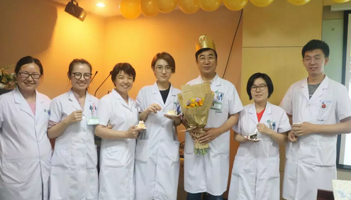 北京6686体育民族眼科医院为杨付合院长制造惊喜的生日院务会4.png