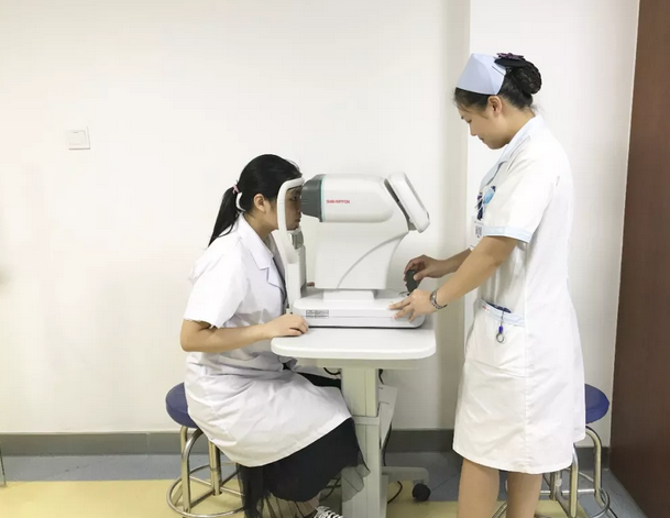 近视手术不安全，没看到很多眼科医生戴眼镜，这是很多近视朋友不敢摘镜的 大顾虑。“这 是一种误解。我们赣州6686 - 看球聊球追世界杯就来6686体育有限公司官方网站医生、护士等工作人员都选择了摘镜2.png