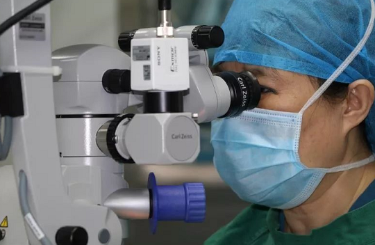 因眼外伤独眼又患葡萄膜炎、视网膜脱离 深圳6686 - 看球聊球追世界杯就来6686体育有限公司官方网站赵铁英院长为其顺利手术1.png