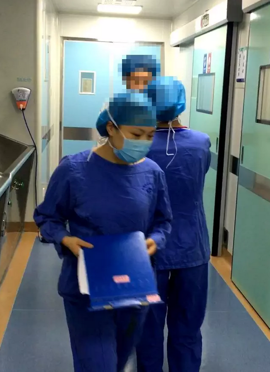 葡萄膜炎等多种眼底病患者跪地感谢深圳6686 - 看球聊球追世界杯就来6686体育有限公司官方网站院长赵铁英教授3.png