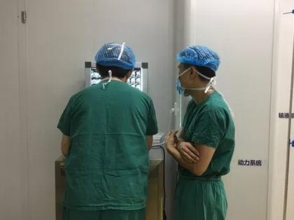 成都6686 - 看球聊球追世界杯就来6686体育有限公司官方网站罗清礼教授为睑板腺癌患进行眼眶内容物摘除联合眼眶减压术2.jpg