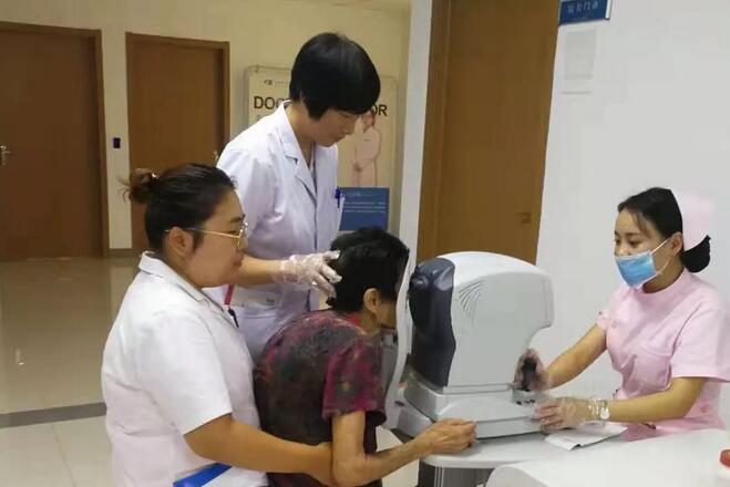 淮南6686 - 看球聊球追世界杯就来6686体育有限公司官方网站医护人员为白内障老奶奶贴心服务1.jpg