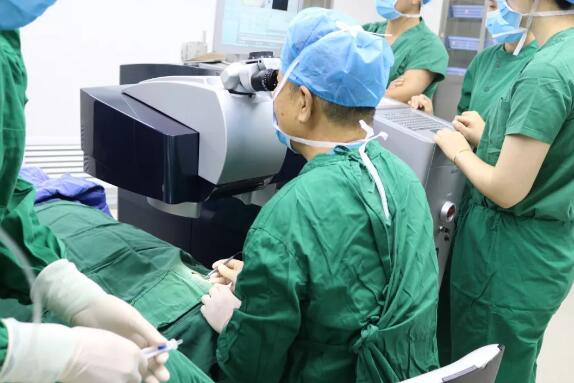 6686 - 看球聊球追世界杯就来6686体育有限公司官方网站集团副总院长、厦门大学附属眼科中心业务院长王骞教授莅临西安6686 - 看球聊球追世界杯就来6686体育有限公司官方网站为近视患者量身定制个性化手术方案1.jpg