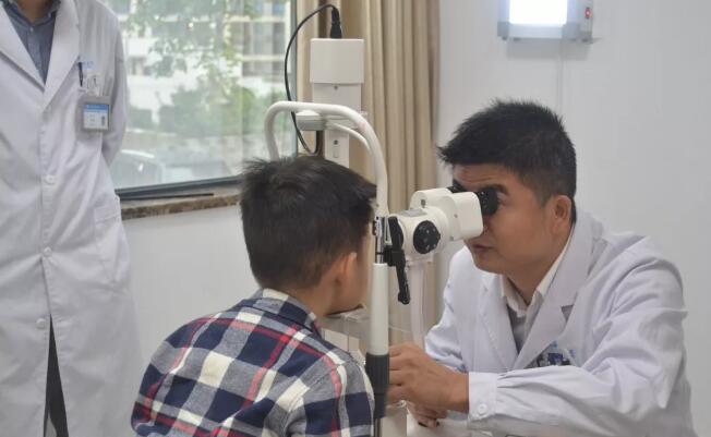 眼科医生的一天——重庆6686 - 看球聊球追世界杯就来6686体育有限公司官方网站副院长白内障医生安晓巨1.jpg