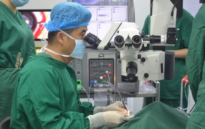 眼科医生的一天——重庆6686 - 看球聊球追世界杯就来6686体育有限公司官方网站副院长白内障医生安晓巨2.jpg