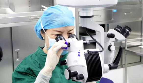 心向光明、永不止步——重庆6686 - 看球聊球追世界杯就来6686体育有限公司官方网站屈光专家汪红的一天2.jpg