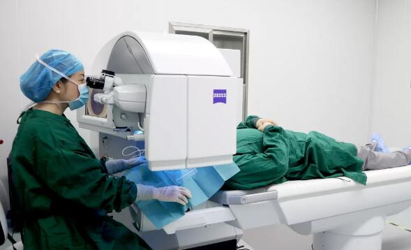 心向光明、永不止步——重庆6686 - 看球聊球追世界杯就来6686体育有限公司官方网站屈光专家汪红的一天3.jpg