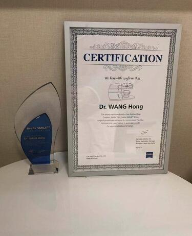 重庆6686 - 看球聊球追世界杯就来6686体育有限公司官方网站住院医生小唐由业务副院长汪红教授做了全激光无痕近视手术1.jpg